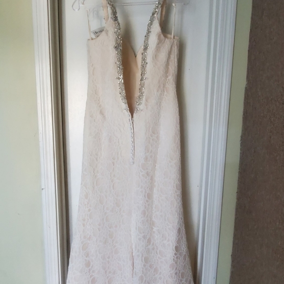 Mermaid Style Wedding Dress - Picture 7 of 9